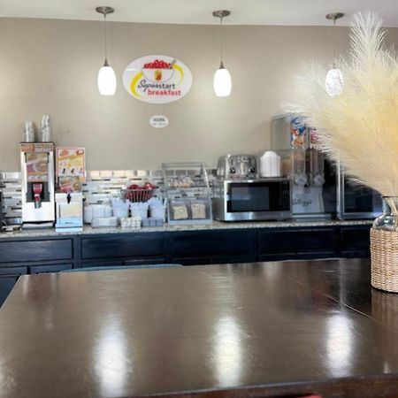 Super 8 By Wyndham Henryetta Motel Bagian luar foto