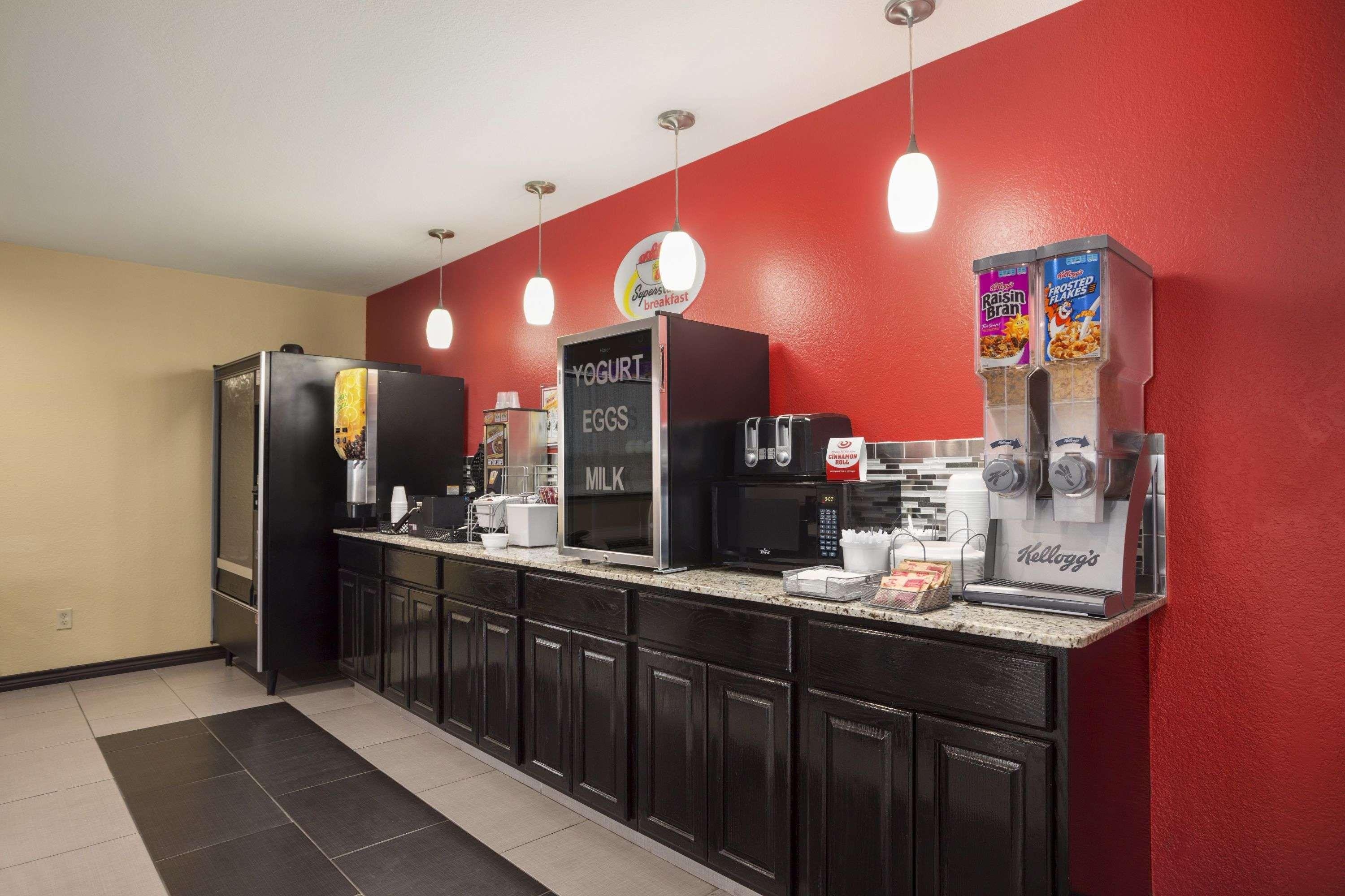 Super 8 By Wyndham Henryetta Motel Bagian luar foto