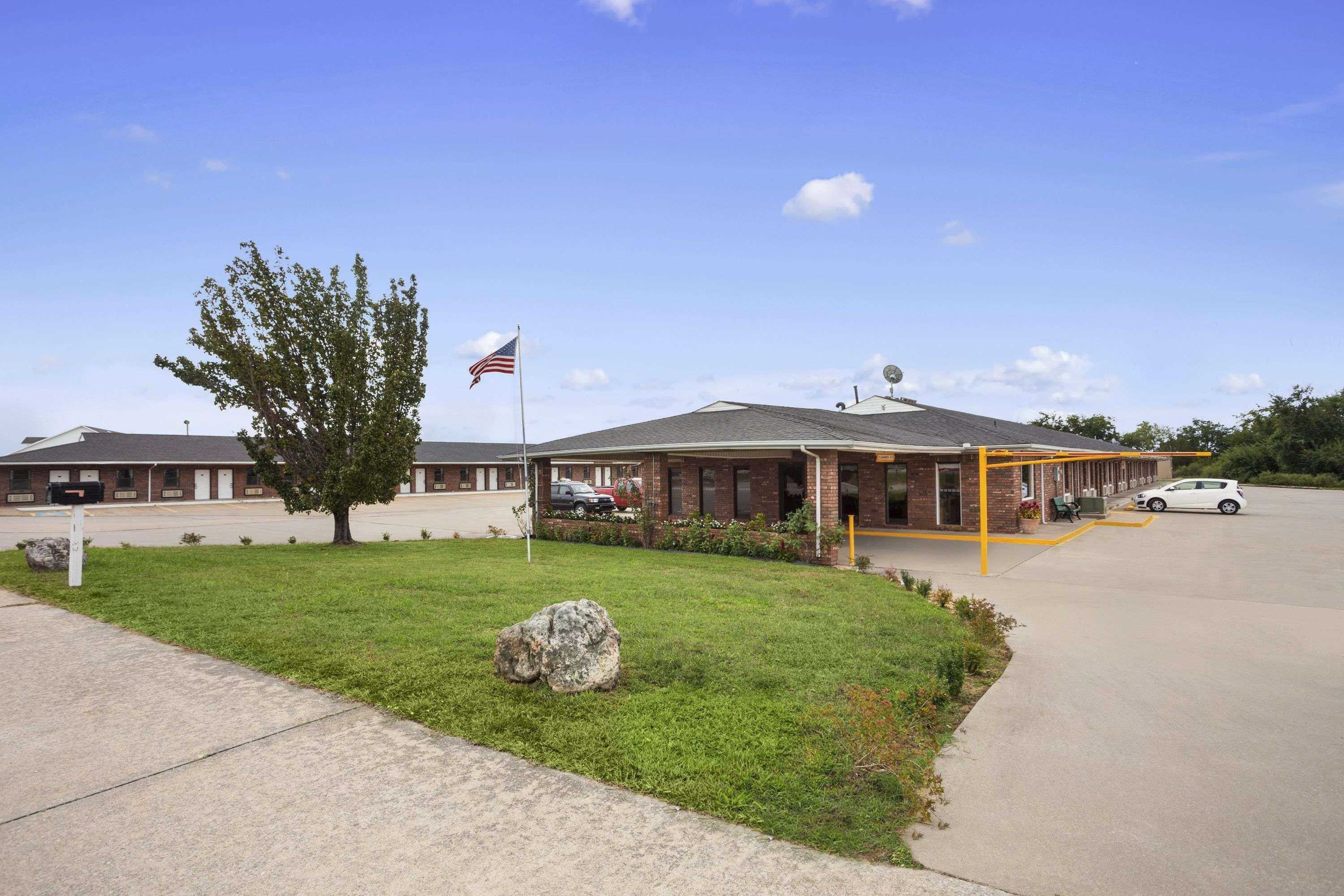 Super 8 By Wyndham Henryetta Motel Bagian luar foto