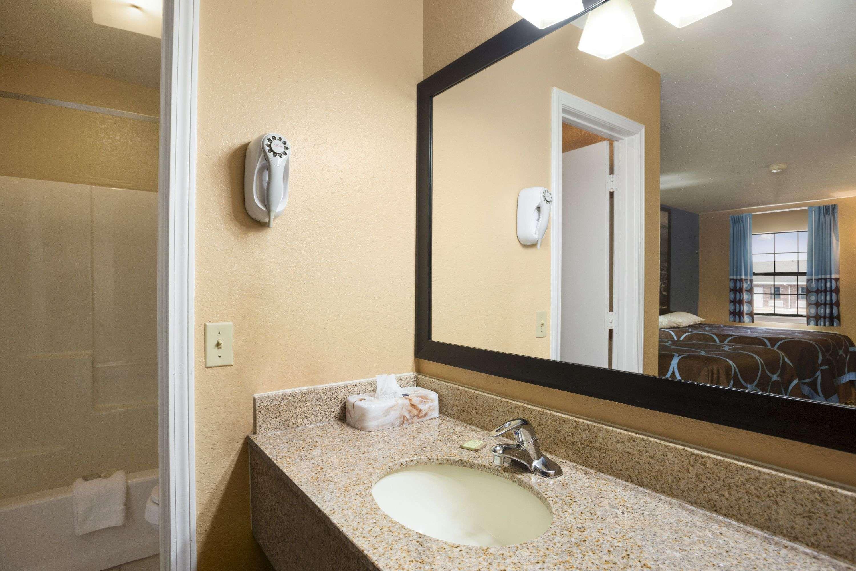 Super 8 By Wyndham Henryetta Motel Bagian luar foto