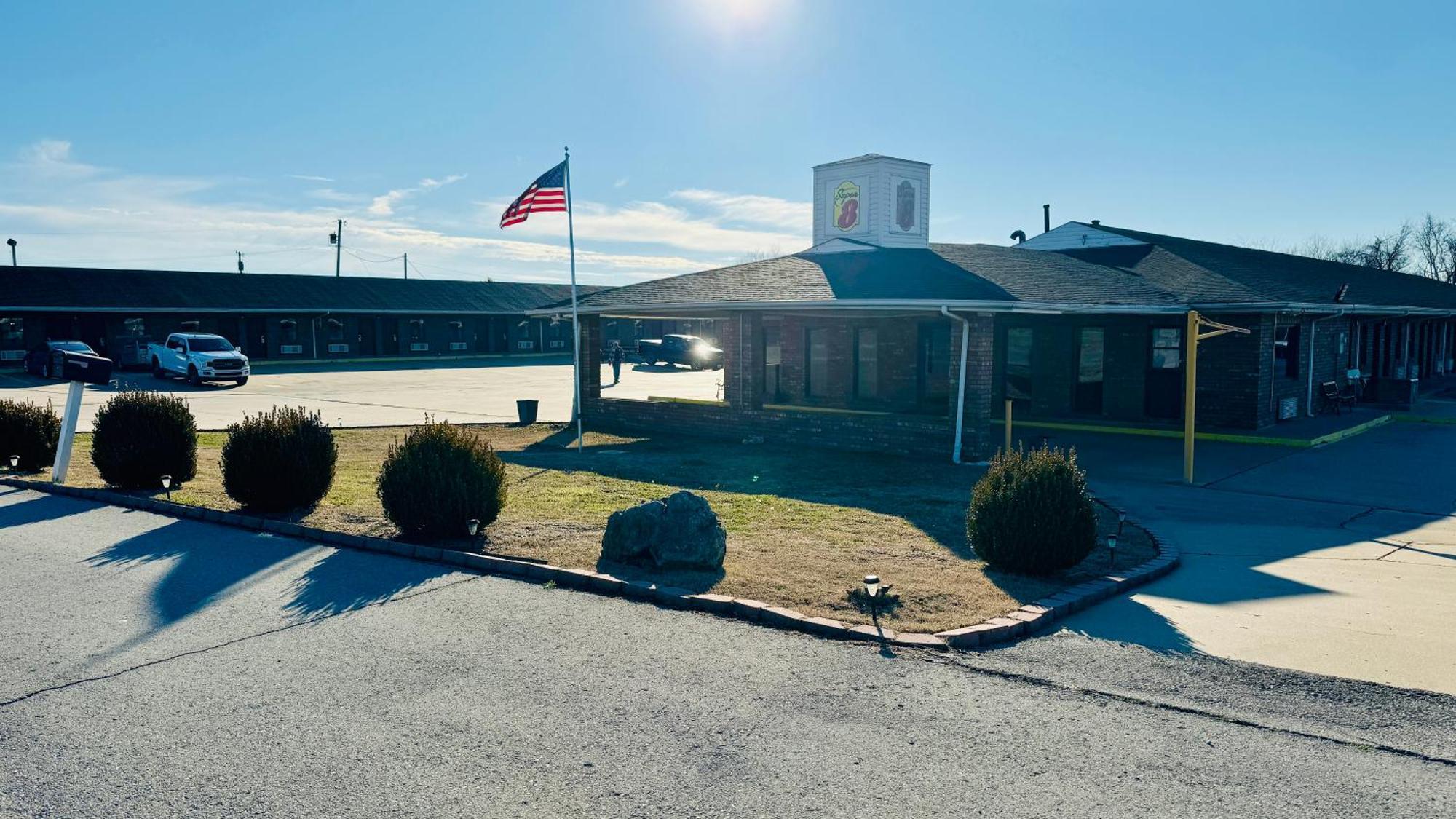 Super 8 By Wyndham Henryetta Motel Bagian luar foto