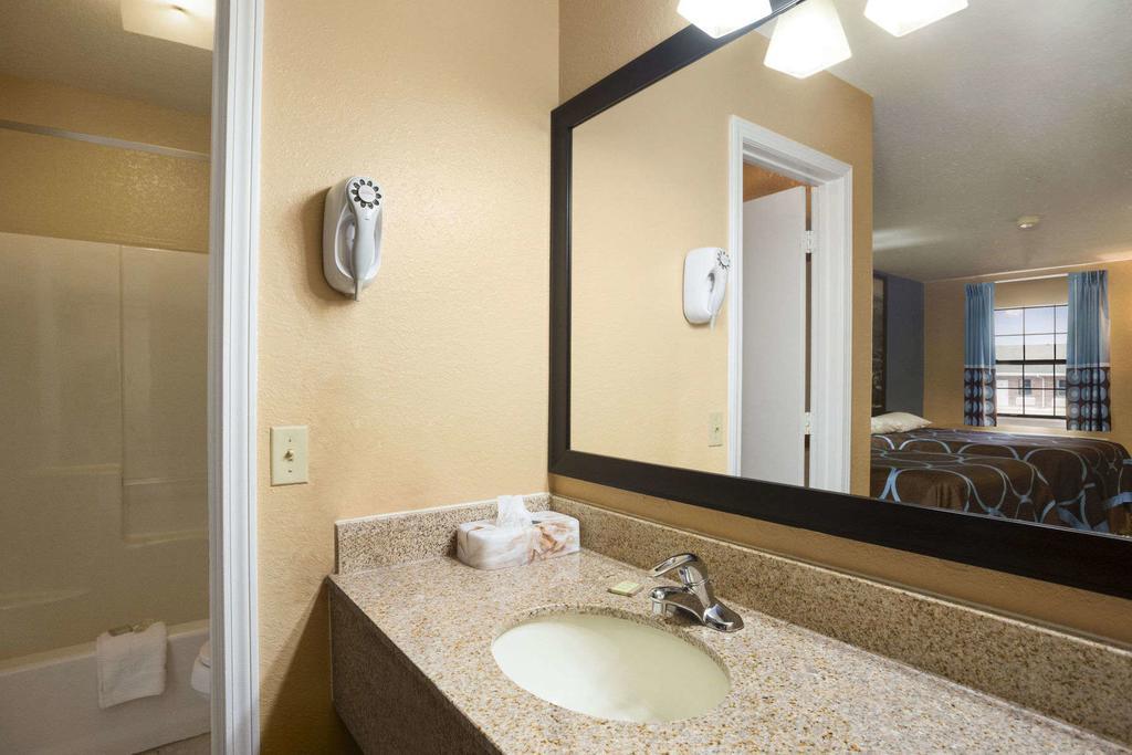 Super 8 By Wyndham Henryetta Motel Bagian luar foto